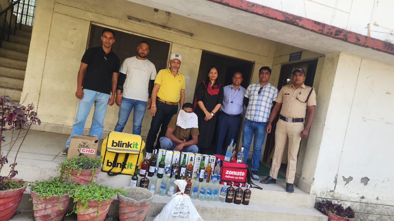 46 अवैध विदेशी शराब की बोतलें पकड़ी