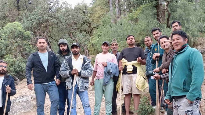 रास्ता भटके छह ट्रैकर्स को सुरक्षित निकाला