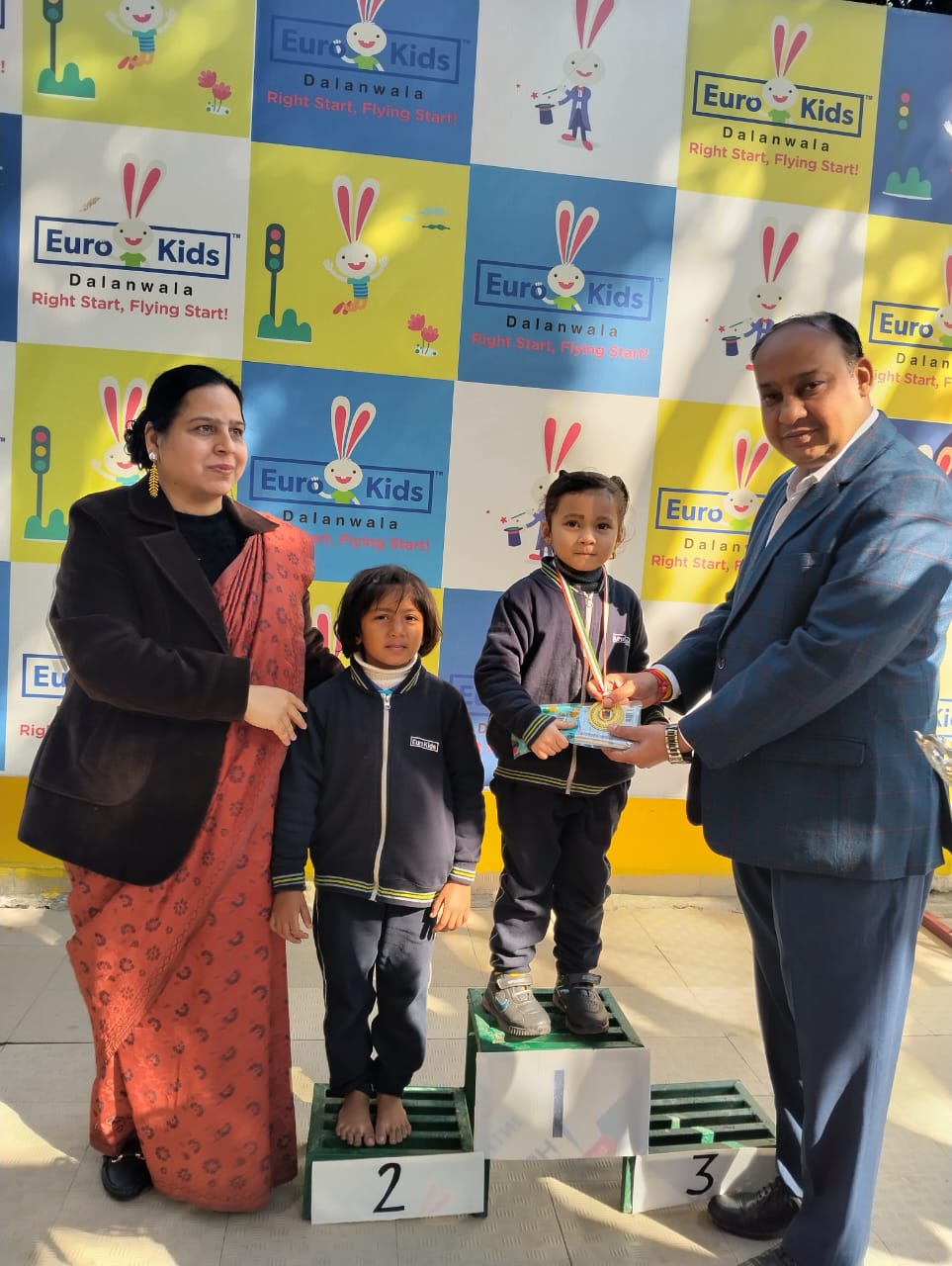 चित्रकला प्रतियोगिता के प्रतिभागियों को किया पुरस्कृत