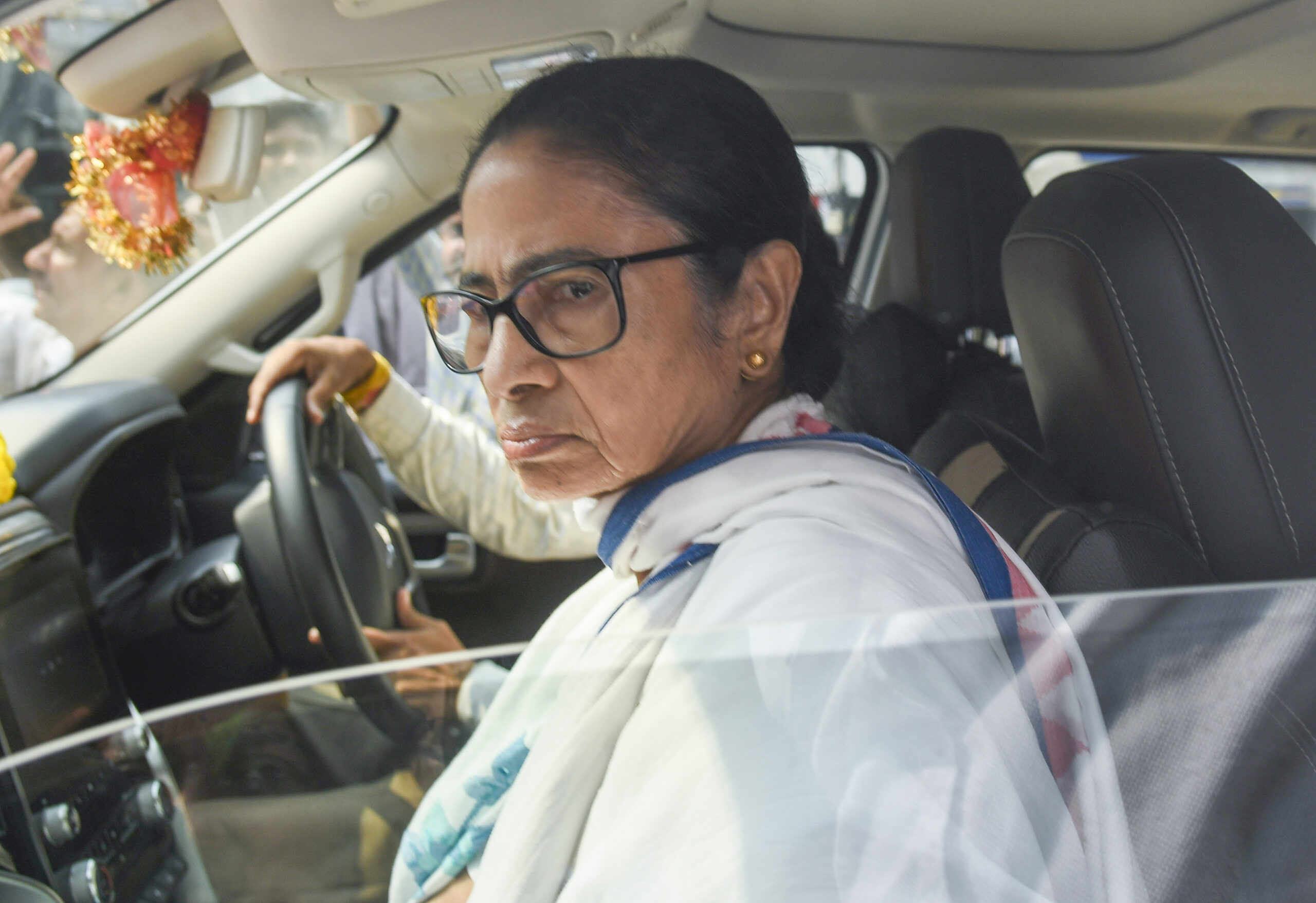 TMC का महीने भर में तिनका-तिनका बिखरा, मुसीबतों का पहाड़ टूटा