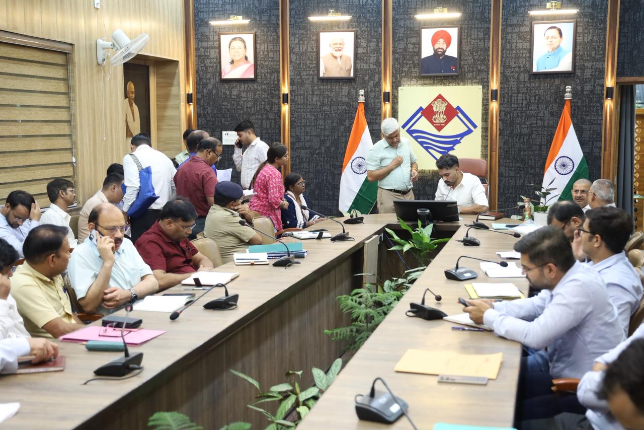 समाधान दिवस में डीएम ने सुनीं 146 जन शिकायतें, समयबद्व निस्तारण के सख्त निर्देश