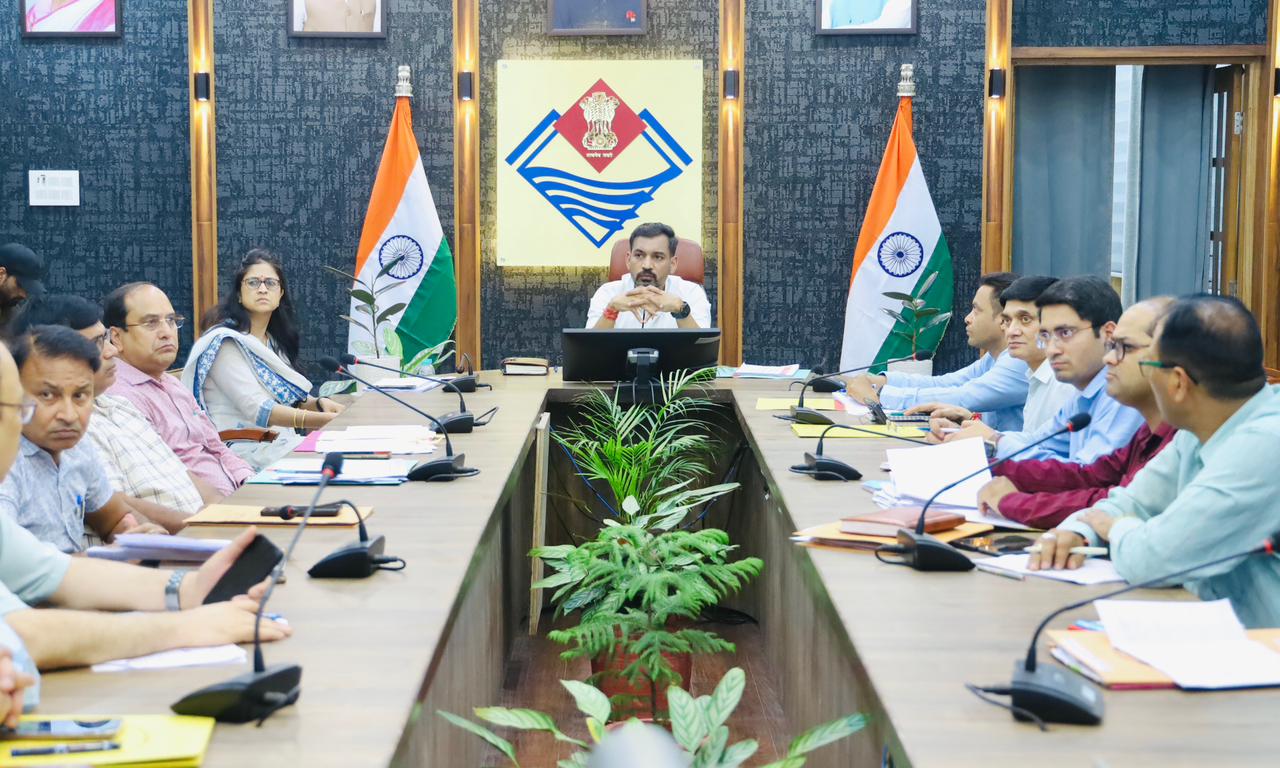 सीएम घोषणाओं के क्रियान्वयन में लापरवाही बर्दाश्त नहीं, डीएम ने दिए कड़े निर्देश