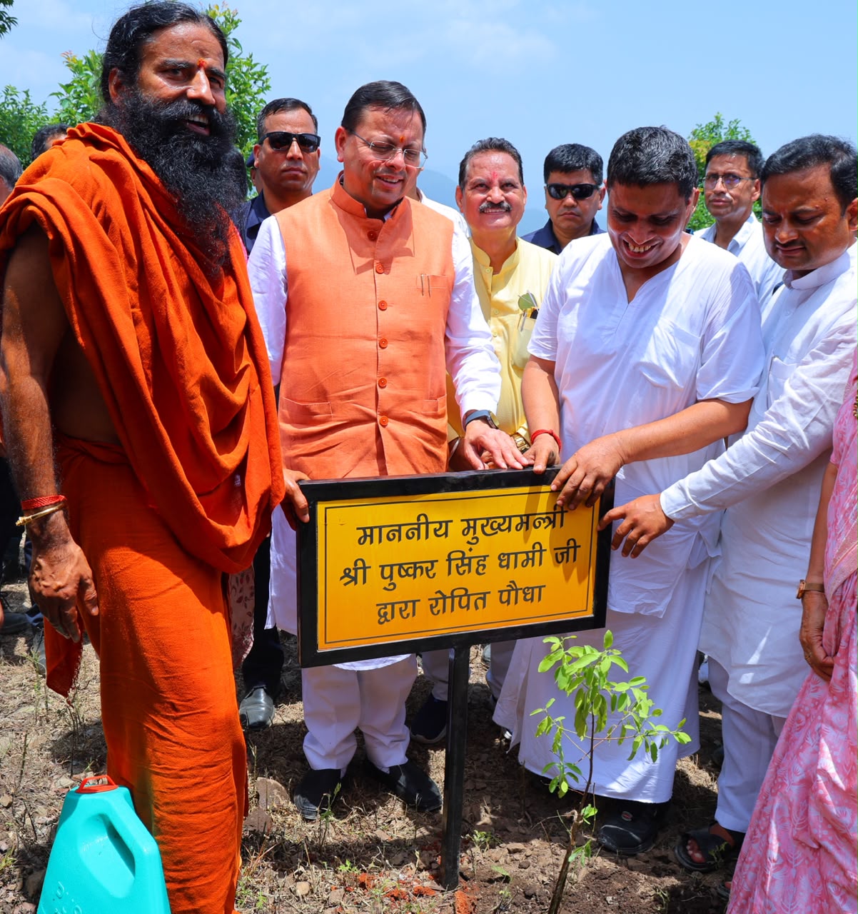 मुख्यमंत्री ने पौधरोपण कर पर्यावरण संरक्षण और हरित उत्तराखंड का दिया संदेश