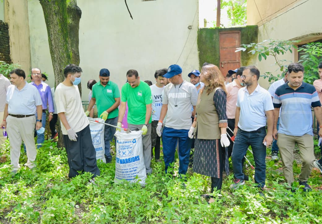 विशेष स्वच्छता अभियान में डीएम एवं सचिव विधिक सेवा प्राधिकरण ने किया प्रतिभाग