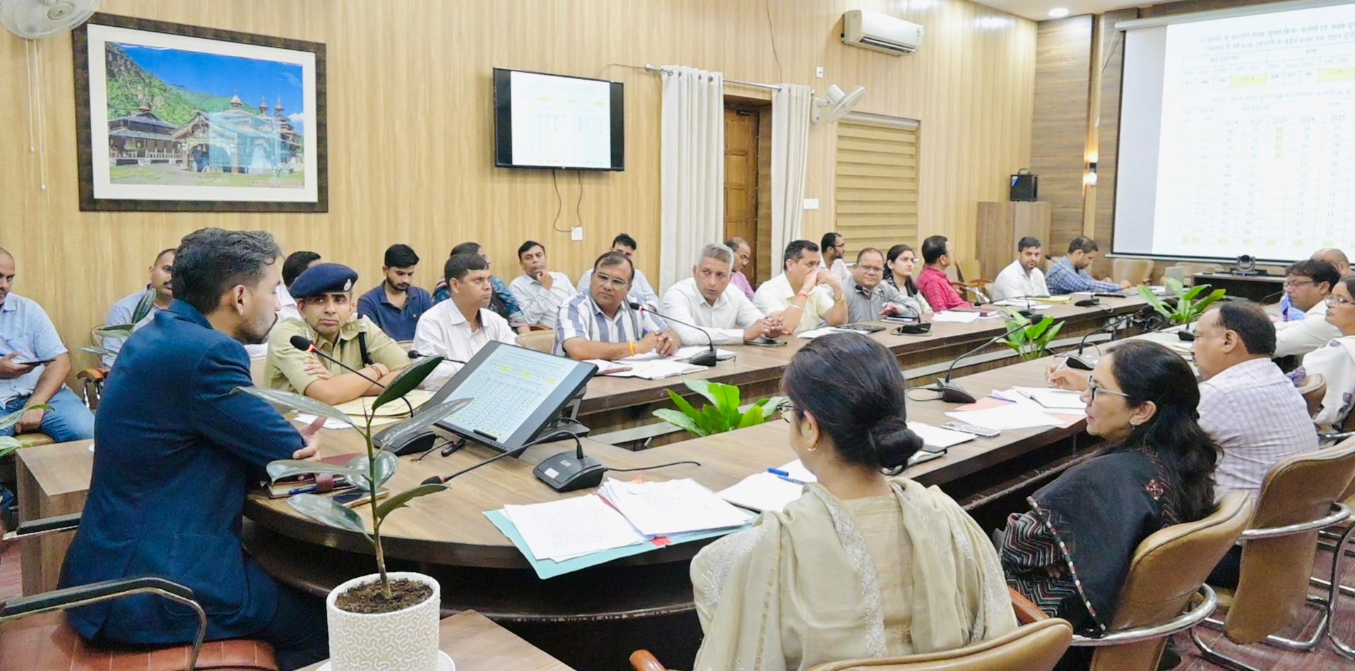 सड़क सुरक्षा में जनभागीदारी जरूरी, सभी विभाग करें समन्वित प्रयास: डीएम