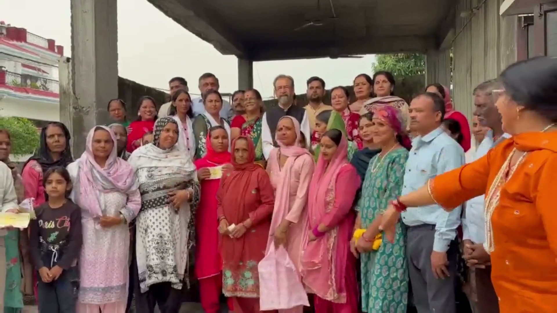 विकासनगर में सेवा, समर्पण और संकल्प पखवाड़े के तहत गरीब और जरूरतमंद लोगों को आर्थिक सहायता के चेक किए वितरित