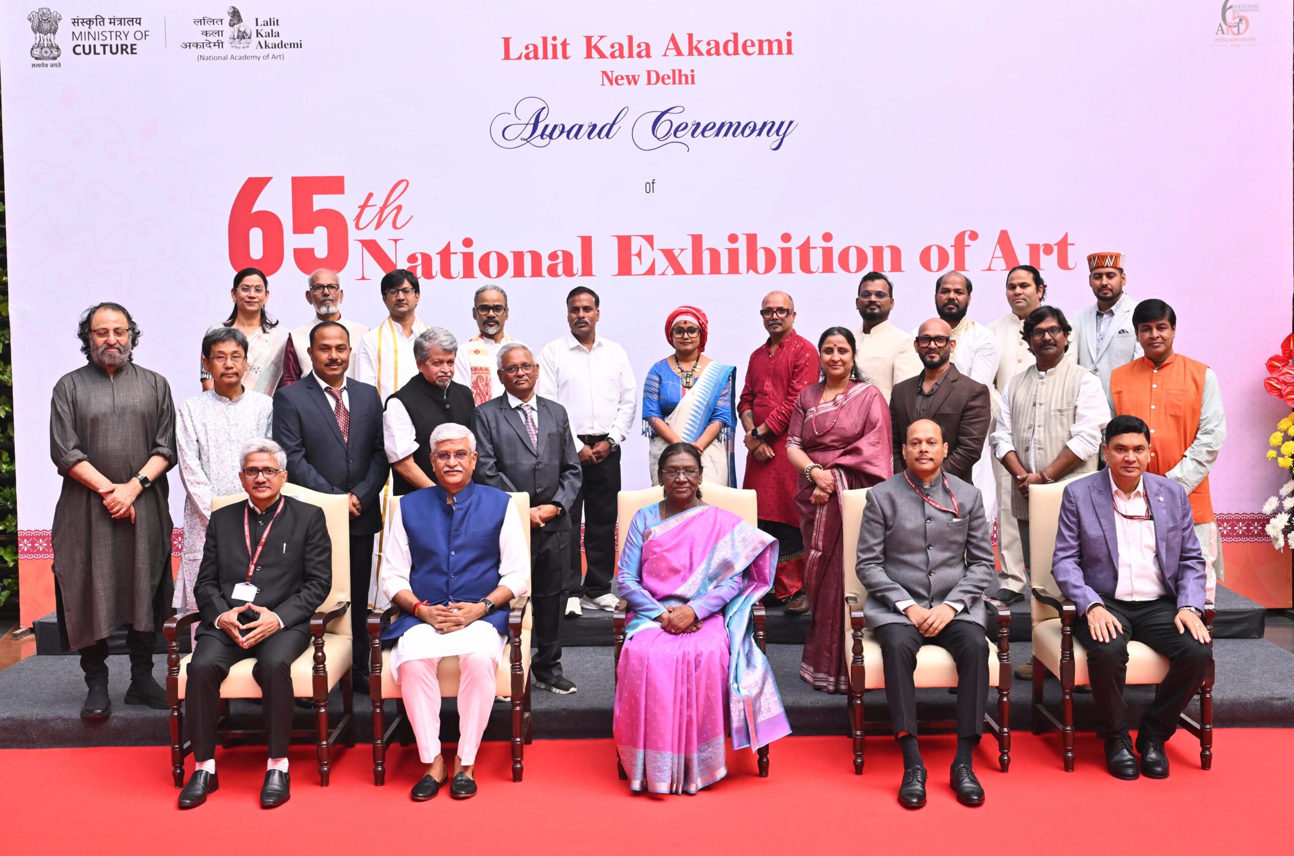 राष्ट्रपति द्रौपदी मूर्मू ने ललित कला अकादमी पुरस्कार समारोह में कलाकारों को किया सम्मानित