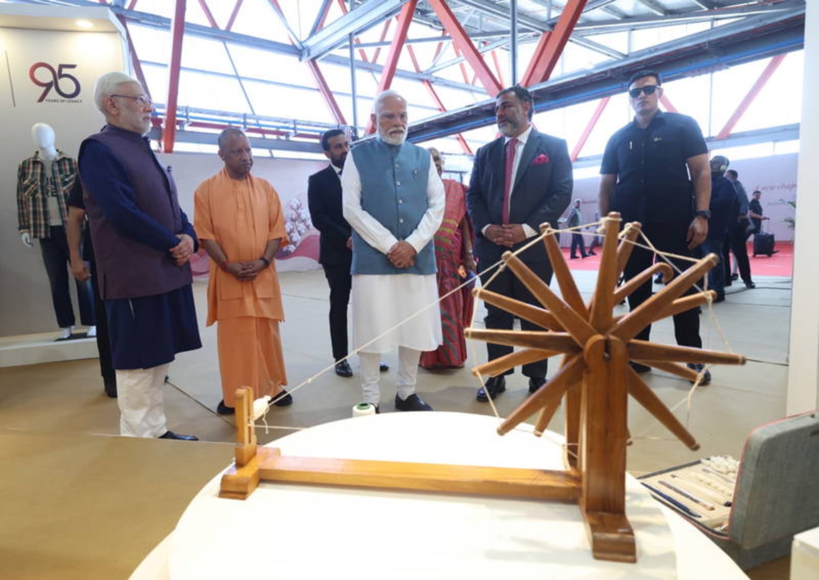 प्रधानमंत्री ने वाराणसी में गारमेंट फैक्ट्री के नए मैन्युफैक्चरिंग प्लांट का किया लोकार्पण