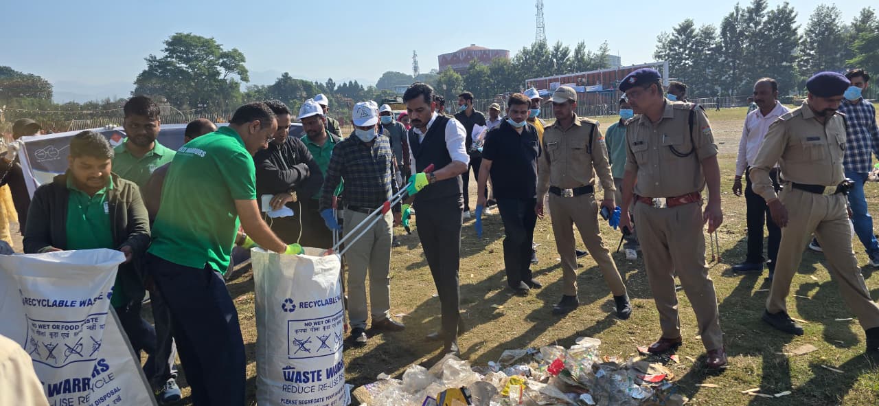 डीएम ने विद्यालय की छात्राओं के साथ स्वयं उठाया कूड़ा, स्वच्छता का दिया संदेश